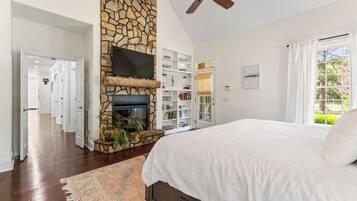 6 bedrooms, desk, travel cot, free WiFi