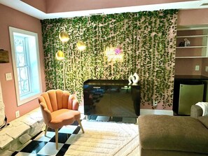 智能电视、壁炉、立体声音响、办公室