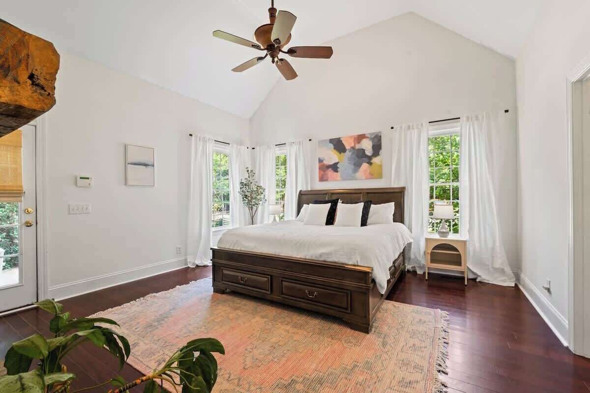 6 soverom, skrivebord, reiseseng for barn og wi-fi (inkludert)