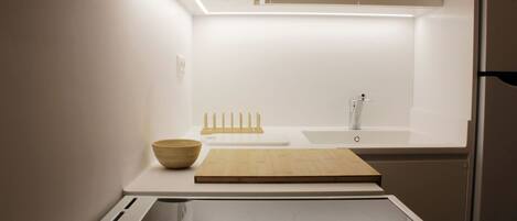 Kjøleskap, ovn, hurtigmikser og kjøkkenutstyr