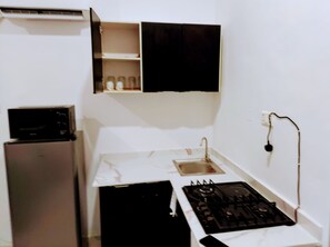 Refrigerador, microondas, parrilla de estufa y tetera eléctrica