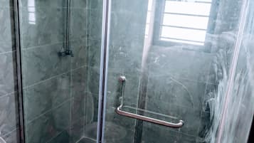 Serviettes fournies, savon, shampoing, papier toilette