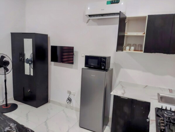Refrigerador, microondas, parrilla de estufa y tetera eléctrica