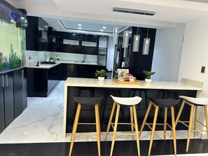 Réfrigérateur, four à micro-ondes, un four, surface de cuisson