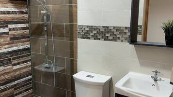 Ducha, secador de pelo, toallas, jabón