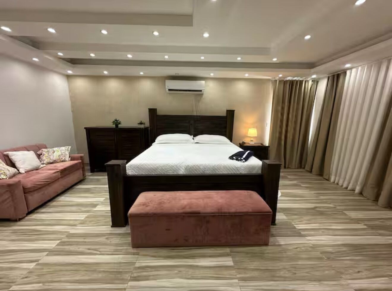 4 bedrooms, in-room safe, desk, iron/ironing board