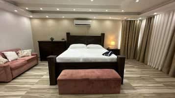 4 bedrooms, in-room safe, desk, iron/ironing board