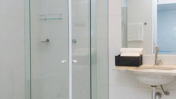 Quarto triplo conforto | Banheiro | Toalhas de banho, sabonete, papel higiênico