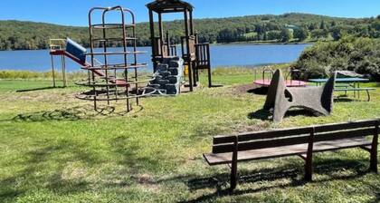 Cozy 2-bedroom cabin with WiFi, AC in wonderful Terra Alta