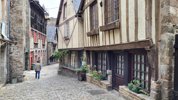 A narrow cobblestone street lined with traditional half-timbered buildings, featuring stone walls and wooden beams. - Chez Isabelle - DINAN (DINAN)