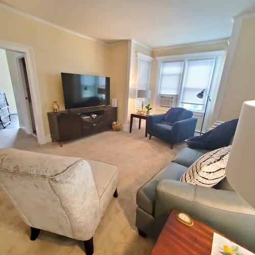 Steel Hideaway, first floor easy access, king bed, fenced yard, fast wifi