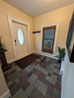 Interior - Steel Hideaway, first floor easy access, king bed, fenced yard, fast wifi (Auburn)