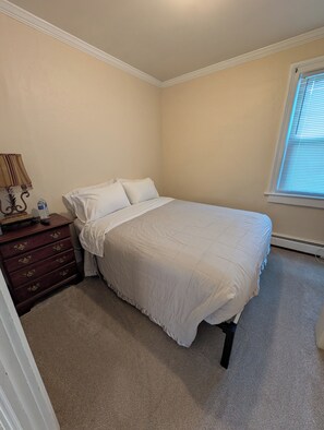 2 bedrooms, iron/ironing board, WiFi, bed sheets - Steel Hideaway, first floor easy access, king bed, fenced yard, fast wifi (Auburn)
