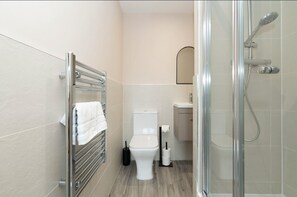 Shower, hair dryer, towels, soap - Cozy flat perfect for relaxing getaways, exploring the city and family friendly (Manchester)