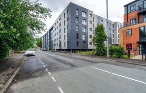 Exterior - Cozy flat perfect for relaxing getaways, exploring the city and family friendly (Manchester)