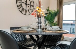 Dining - Cozy flat perfect for relaxing getaways, exploring the city and family friendly (Manchester)