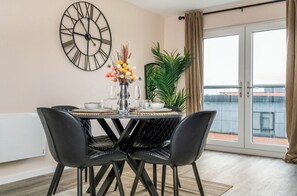 Dining - Cozy flat perfect for relaxing getaways, exploring the city and family friendly (Manchester)