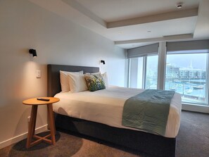 Departamento Deluxe, 3 habitaciones, baño privado, vista a la bahía | 3 habitaciones, decoración personalizada y muebles diferentes