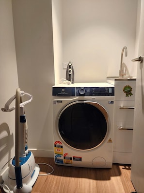 Deluxe Apartment, 3 Bedrooms, Private Bathroom, Bay View | Laundry