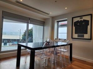 华丽公寓, 3 间卧室, 私人浴室, 海湾景观 | 客房内用餐