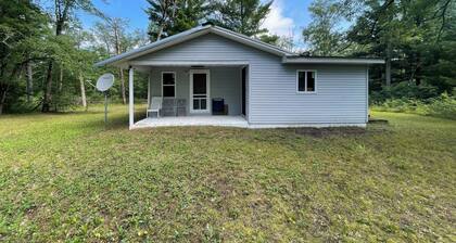 Charming Two Bedroom Cabin in quiet woods of Idlewild