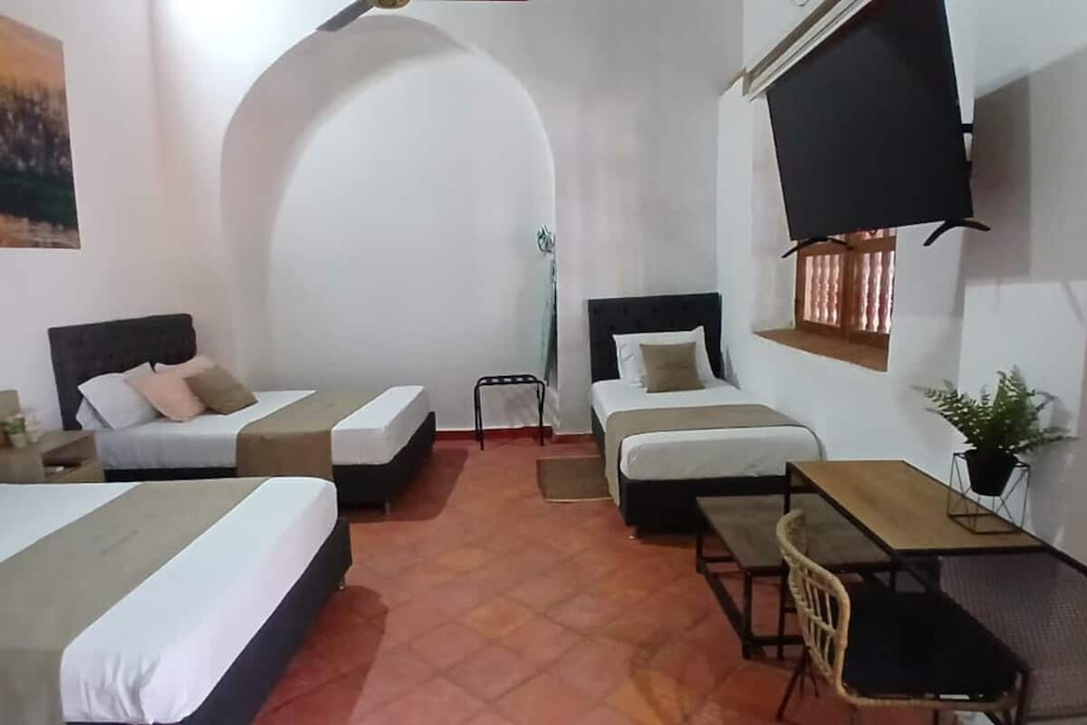 Familjerum för fyra | Värdeförvaringsskåp på rummet och mörkläggningsgardiner