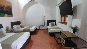 Kamar Quadruple Keluarga | Brankas, ruang kerja ramah laptop, dan tirai kedap cahaya