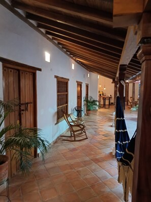 32 インチのスマートテレビ (ケーブル放送視聴可)