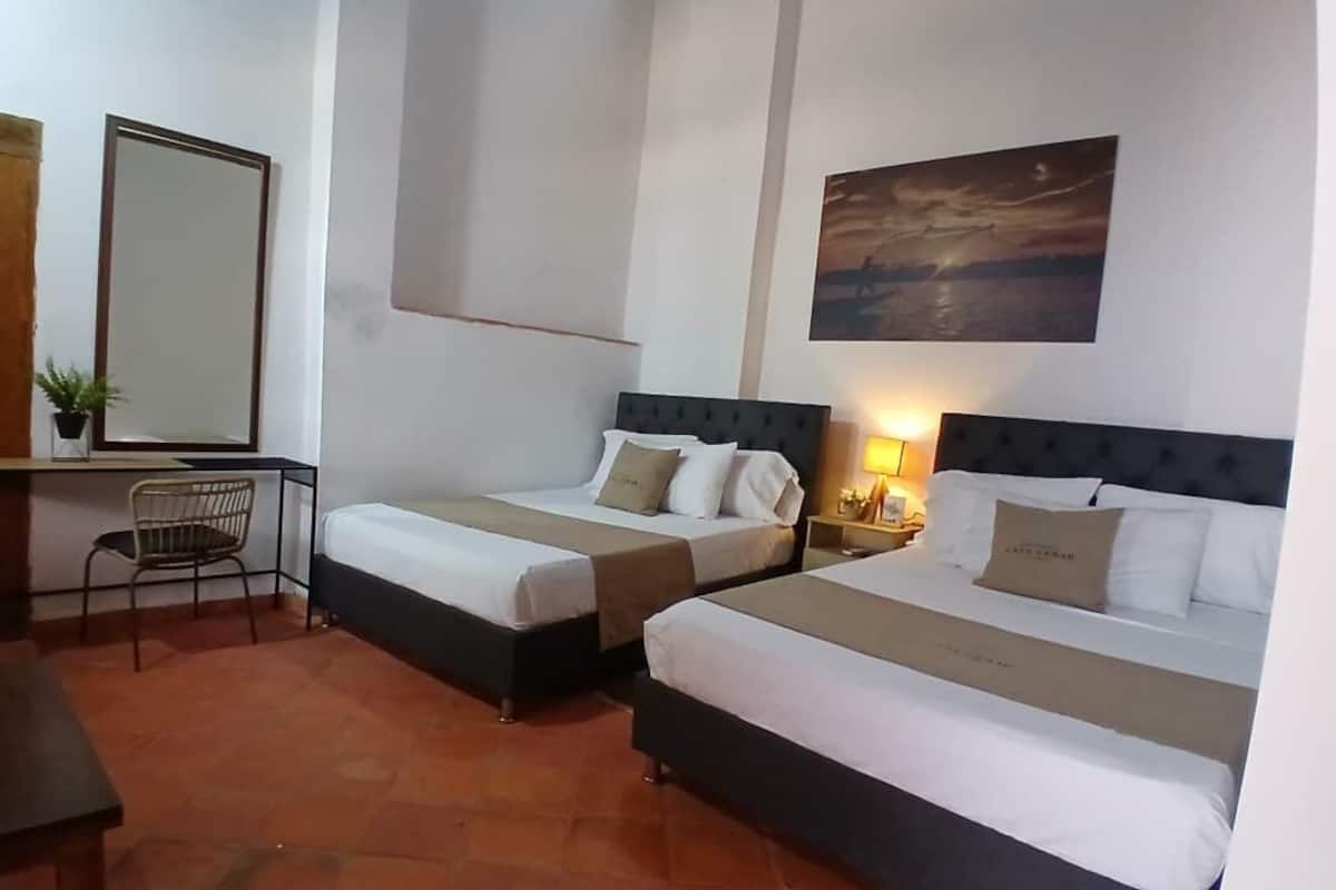 Standard dubbelrum | Värdeförvaringsskåp på rummet och mörkläggningsgardiner