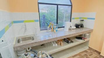 Kjøleskap, mikrobølgeovn, ovn og kokeplater