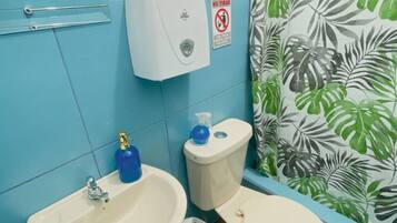 Dusj, hårføner, håndklær og såpe