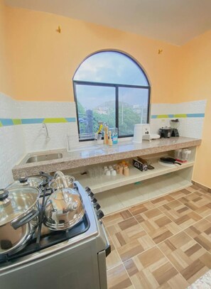 Jääkaappi, mikroaaltouuni, uuni, liesi