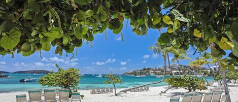 Sulla spiaggia, lettini da mare, teli da spiaggia