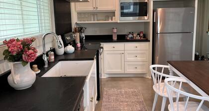 Clean, Modern Cottage close to the Vine & Round Top. The perfect country retreat