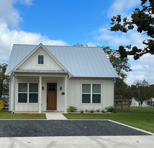 Clean, Modern Cottage close to the Vine & Round Top. The perfect country retreat