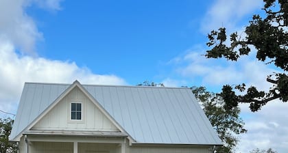 Clean, Modern Cottage close to the Vine & Round Top. The perfect country retreat