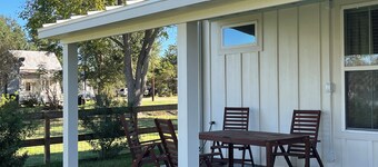 Clean, Modern Cottage close to the Vine & Round Top. The perfect country retreat