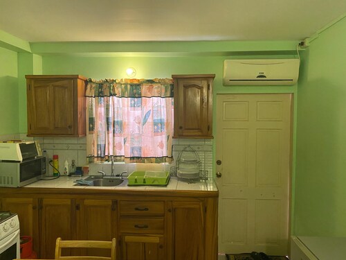 Cozy 1-bedroom studio apartment in pleasant Bon Accord with WiFi, AC