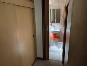 Shower, towels, soap, toilet paper