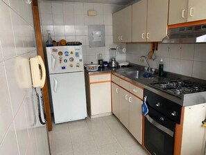 Kjøleskap, mikrobølgeovn, ovn og kokeplater