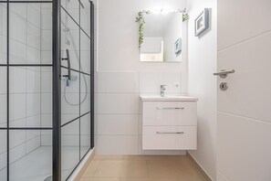 Dusche, Haartrockner, Handtücher