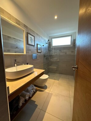 Handtücher, Seife, Shampoo, Toilettenpapier