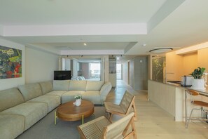 Penthouse | Oppholdsområde | En 42-tommers smart-TV med kabel-kanaler