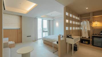 Deluxe City King | 1 habitación, caja de seguridad en la habitación y escritorio
