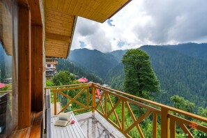 Deluxe Room (mountain view) | Free WiFi, bed sheets - Zostel Shoja - Jibhi (Banjar)