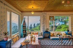 Dining - Zostel Shoja - Jibhi (Banjar)