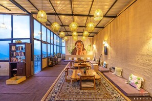 Living area - Zostel Shoja - Jibhi (Banjar)