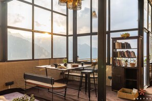 Living area - Zostel Shoja - Jibhi (Banjar)