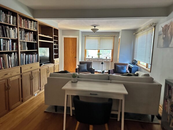 Smart-TV, Kamin, Bücher, Computerbildschirme