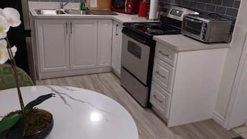 Microondas, horno, placa de cocina